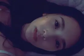 杨丞琳躺床上玩自拍 画面慵懒又恬静图片