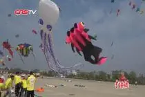 200多名风筝高手安徽八里河乘风竞技 巨型风筝引人瞩目视频封面