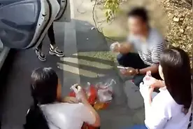 应急车道上停着辆轿车，交警赶紧上前查看，5个人蹲路边啃鸡爪！