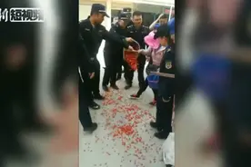 云南昭通城管与卖樱桃老人揪扯 官方：开除8人视频封面