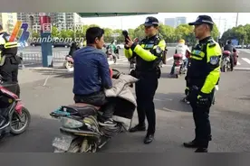 电动自行车新国标昨实施 骑行戴头盔共享电单车如何应对图片