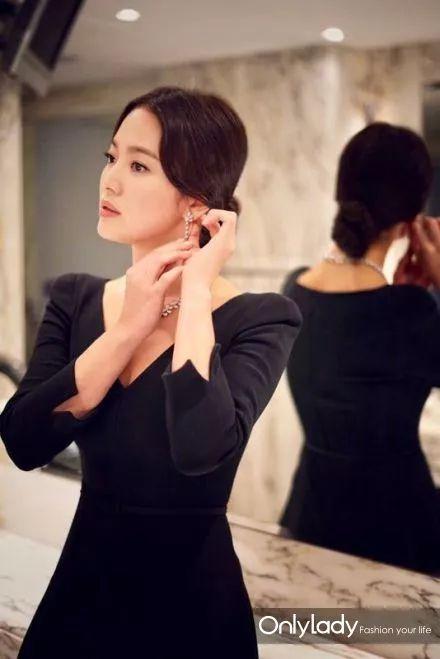 被张国荣抱过,和梁朝伟牵手,宋慧乔再次喜提男神