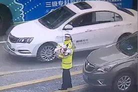 女警抱新生婴儿指挥交通？说起背后真相，这个男人两度落泪视频封面