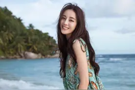 迪丽热巴说自己不是“校花”，看毕业照才明白，网友：班花都不算图片
