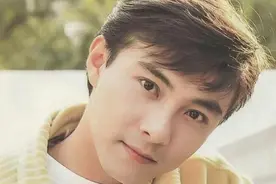 原以为年轻时的张卫健才是神颜，但看到22岁的沙溢后，愣住了图片