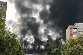 重庆九龙坡一公司发生火灾 暂无人员伤亡视频封面