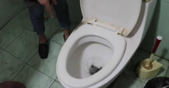 4名女生合租1间房，2个月水费三千多元，中介：不交水费就搬走