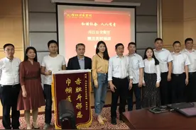 奋力劝阻饮酒乘客殴打司机 四川内江两女大学生获见义勇为奖金视频封面
