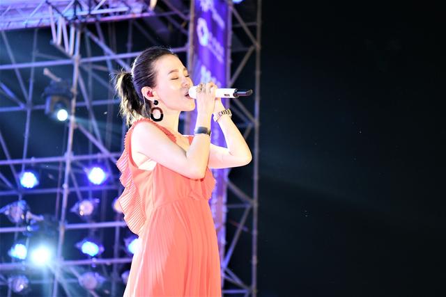 听说爱情回来过歌曲原唱彭佳慧,铁肺歌后熬19年等到小巨蛋 彭佳慧48首