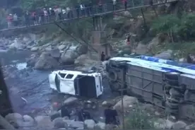 开往泸沽湖旅游大巴坠河 客运公司：皮卡车超车将大巴挤下公路视频封面