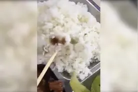 饭中现“乌黑”状物体，深圳一的哥质疑机场快餐店用发霉米做饭视频封面