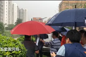 视频|“板湖水浸”要来了？李冠洲巡查黄江易涝点，部署防汛工作