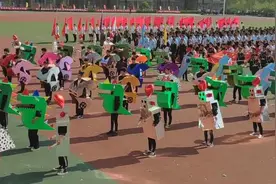 萌！高校学生头顶自制卡通纸箱走方阵视频封面