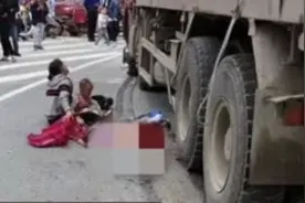 女子骑电动车载3小孩遭碾压，2名孩子身亡视频封面