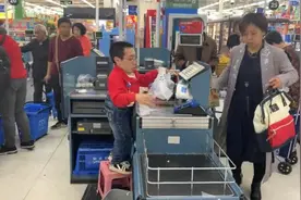 超市男服务员身高一米，踩板凳收银8年视频封面