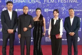 《冬去冬又来》剧组亮相北影节红毯 颜丙燕修身礼服风姿绰约视频封面