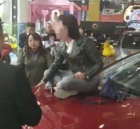 欠款超575万？奔驰女车主被追债！商户质疑：“有钱买奔驰，没钱还债？”女车主回应...