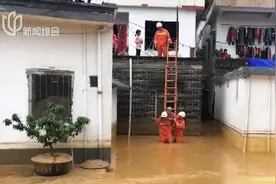 广州暴雨持续，开启“倒水”模式，52个市县发布暴雨预警！视频封面
