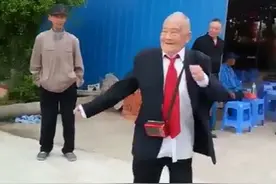 【视频】扬州老顽童“魔性”舞蹈走红，全世界都在问他：“您真的105岁了吗？”视频封面