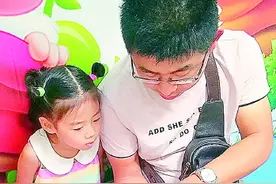 “书香家庭”如何炼成？孩子看书时，家长莫玩手机图片