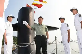 着戎装、登战舰、阅编队……十八大以来习近平多次视察海军图片