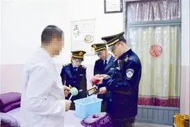 号称祖传秘方 无照“白大褂”正做着“锤正”被查了图片