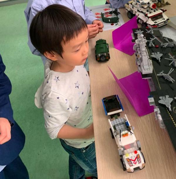 何炅老婆孩子照片（汪涵老婆杨乐乐参加4岁儿子家长会）