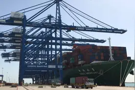 中远海运阿布扎比码头首次迎来大型船舶靠泊作业视频封面