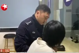 女司机边喝酒边开车，脚踩座椅双手脱离方向盘：感觉好帅哦！视频封面