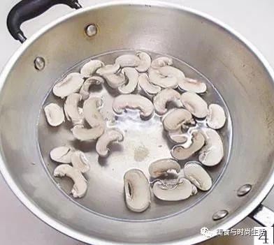 适合宝宝喝的蘑菇蛋花汤，味道鲜美，营养丰富，宝宝爱喝还补钙