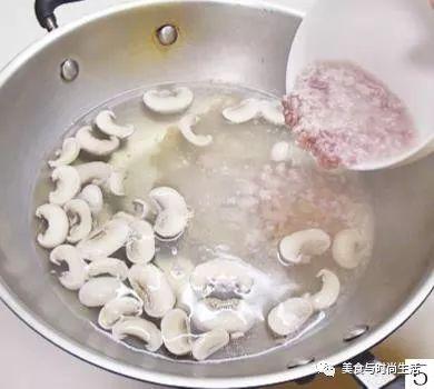 适合宝宝喝的蘑菇蛋花汤，味道鲜美，营养丰富，宝宝爱喝还补钙