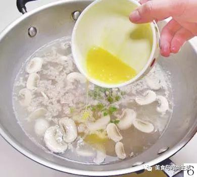 适合宝宝喝的蘑菇蛋花汤，味道鲜美，营养丰富，宝宝爱喝还补钙