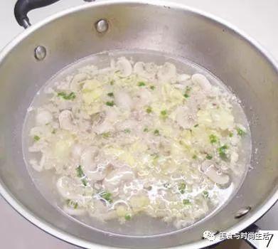 适合宝宝喝的蘑菇蛋花汤，味道鲜美，营养丰富，宝宝爱喝还补钙