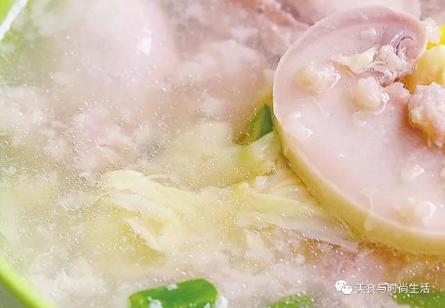 适合宝宝喝的蘑菇蛋花汤，味道鲜美，营养丰富，宝宝爱喝还补钙