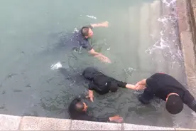 55秒丨暖心！饭店老板跳海救下落水女孩 热心群众纷纷施援相助视频封面