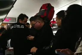 晚点旅客被安排进正点车次，人满如春运