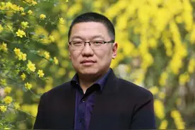【卓越广中 精彩故事】广元中学数学老师朱勇滨： 和学生视线保持同一水平视频封面