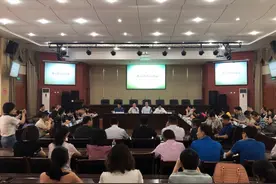 精准扶贫的酸甜苦辣 全在这场驻村干部的交流报告会中视频封面