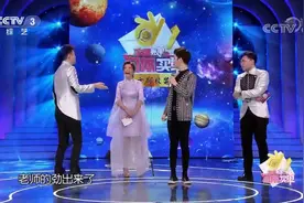 拉丁舞老师要教朱迅三人舞蹈，老师范瞬间出来，一看就是个严师