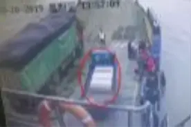 江苏一卡车上渡轮时失控翻落长江现场：驾驶员2分钟后被救出视频封面