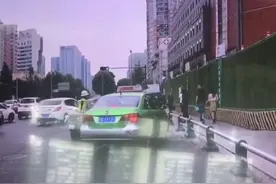 逗硬！成都交警曝光19名违停上下客出租车、网约车 10余家平台被约谈视频封面