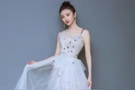 春光无限，看景甜如何把春天穿上身，展现典型的“童颜脸”图片