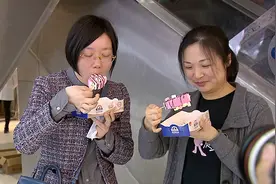 莫斯利安酸奶冰淇淋来了！老品牌跨界研发推新品，粉丝尝鲜超火爆视频封面