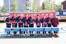 首钢女篮走进小学 分享传递篮球快乐图片