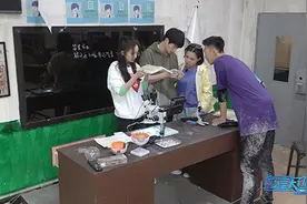 《密室大逃脱》杨幂“使坏”不开门 邓伦抱桌腿图片