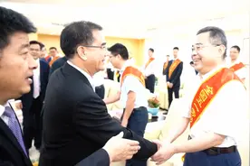 视频|梁维东与劳动模范、高技能人才代表座谈：争做新时代的奋斗者、追梦人视频封面