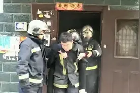 楼房起火5人被困，消防员让出防护面罩视频封面