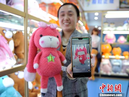 玩具网站建设团队介绍（探访雄安毛绒玩具产业带互联网助力小玩具大产业）