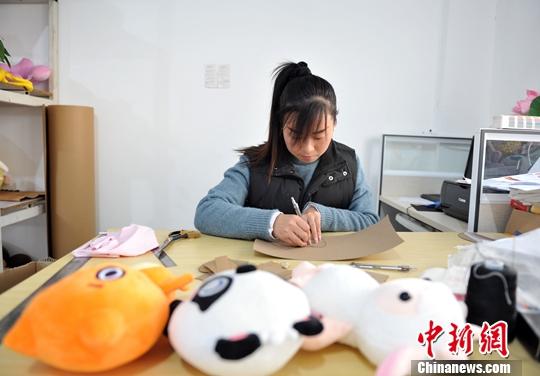 探访雄安毛绒玩具产业带：“互联网+”助力  小玩具大产业