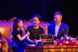 著名歌唱家王宏伟携妻女来蓉“弹琴说爱”视频封面